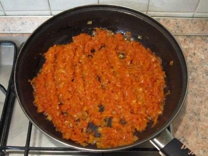 Положить томатную пасту, соль, размешать и тушить 3 мин.