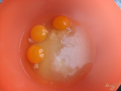 яйца взбить с сахаром (1 ст), солью и ванилью