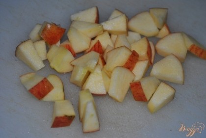 Очистить от сердцевины и нарезать яблоко