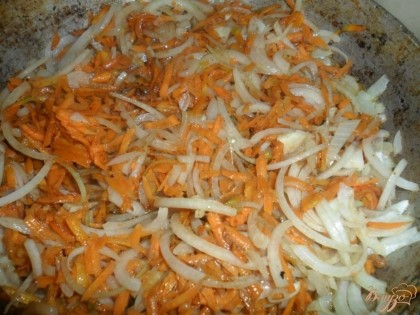 Морковь натереть на терке, лук крупно порезать и обжарить на растительном масле.