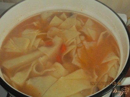 Готовые галушки опускаем в кипящий суп. Так выкладываем в суп все галушки.Солим,бросаем лавровый лист,и доводим до вкуса. Пусть прокипит 3-4мин. Нужно дать супу настоятся под крышкой в кастрюльке (около 5 -7 мин).