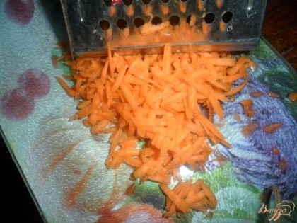 Лук мелко порезать, морковь натереть на терке. Свеклу, лук и морковку сложить в сковороду, налить растительное масло и тушить на небольшом огне под крышкой.
