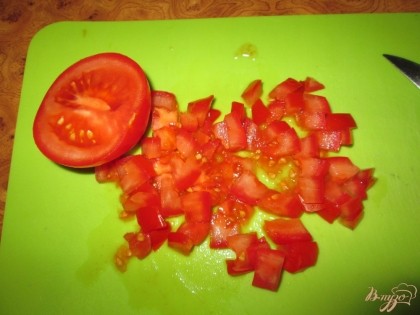 Очень мелко порезать один свежий помидор.