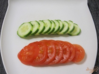 Огурец и помидоры нарезать тонкими кружками.