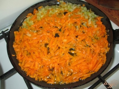 Сделать зажарку из лука и моркови на подсолнечном масле.