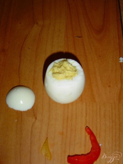 Наполняем яйца приготовленной начинкой, сбоку делаем два надреза на яйце(вверху и внизу) и вставляем ручку из перца.
