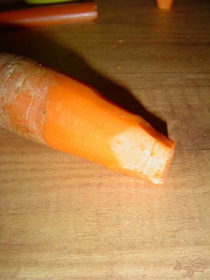 Начинаем с изготовления цветов из моркови. Это сделать просто и быстро, для этого очищаем морковь и заостряем кончик моркови.