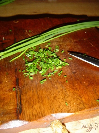 Мелко нарезаем зеленый лук.