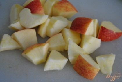 Очистить яблоки от сердцевины и нарезать кубиками