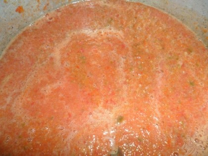 Перекрутить помидоры, добавить в кастрюлю, в соус добавить сахар и соль, варить 10-15 минут. Теперь, к уже готовому соусу, добавляем отваренную фасоль, готовим 30-50 минут. Когда фасоль под красным соусом будет готова, добавите уксус, перемешайте.