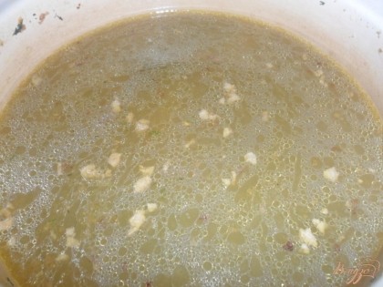 Посолить и варить до готовности крупы и картофеля. В конце готовки добавить лавровый лист. В горячий суп добавить мелко порубленную зелень.