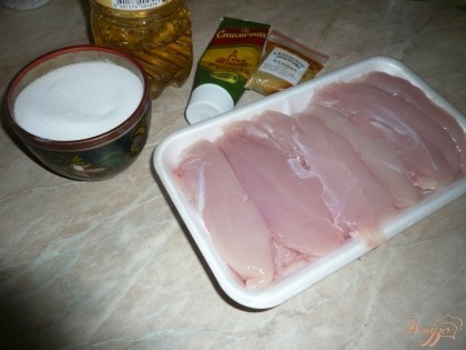 Для приготовления нам потребуется филе куриной грудки (у меня малое филе), растительное масло, горчица, соль, специи и яблоки. Кроме того, потребуется фольга.