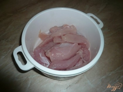 Мясо промываю, если филе крупное, то можно разрезать его на несколько частей.