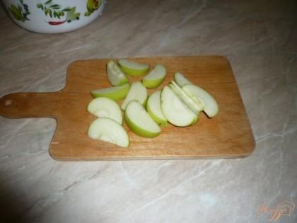 Яблоки промываю, разрезаю на 4 части, вырезаю сердцевинку, затем нарезаю на дольки. Кожуру с яблок я не снимаю, так есть шанс, что дольки яблок сохранят свою форму.