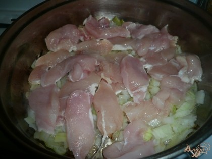 На сковородку с растительным маслом выкладываю лук, обжариваю до мягкости, затем выкладываю к нему куриное мясо и немного обжариваю их вместе. Мясо должно «схватится», посветлеть. Чуть-чуть солю.