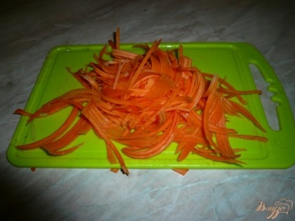 Морковь чищу, мелко нарезаю или натираю на терке.