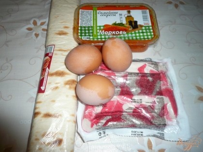 Вот что понадобится для приготовления: армянский лаваш, крабовое мясо, куриные яйца, готовая морковь по-корейски , майонез. Яйца отвариваю вкрутую и остужаю в холодной воде.