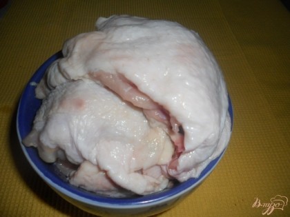 Для приготовления каши я обычно беру бедрышки, они жирнее остальных частей курицы, поэтому рисовая каша с ними получается лучше. Итак, бедрышки хорошо промываю, если есть шмотки сала – их срезаю и выбрасываю.