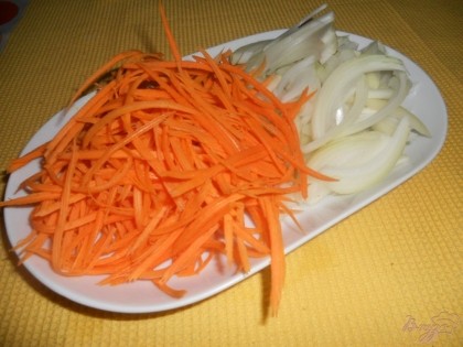 Лук и морковь чищу, лук нарезаю перьями, морковь натираю на терке для моркови по-корейски (то есть крупно натереть надо) или мелко нарезаю.