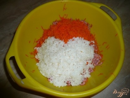 Рис откидываю на дуршлаг, чтобы стекла вода, затем добавляю к фаршу и моркови.