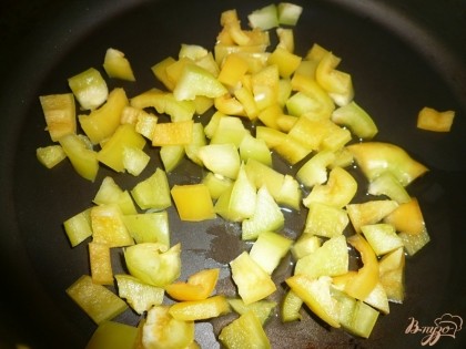 Выкладываем перец на разогретую сковороду с растительным маслом без запаха и немного обжариваем.