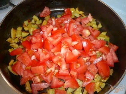 Добавляем помидоры в сковороду к перцу.