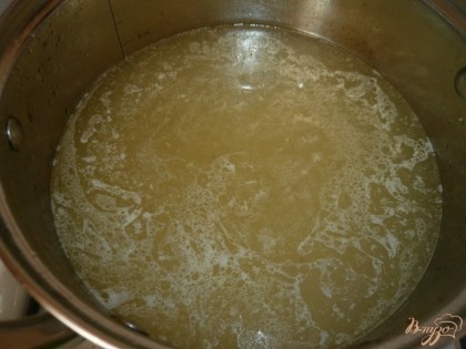 Промываем рис под проточной водой и когда бульон закипит, засыпаем рис в бульон, пусть варится до полуготовности.