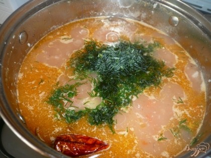 Когда суп будет готов, добавляем мелко нарезанный свежий укроп. Укроп не обязательно добавлять свежий, вполне можно взять замороженный или сушеный, но тогда его стоит добавить за пару минут до готовности.