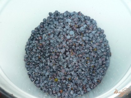 Ягоды винограда обираем с гроздей, в процессе выбираем мусор и выкидываем подпорченные виноградины. Впрочем, если попадется несколько веточек, то ничего страшного.