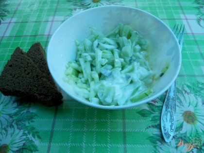 Готово! Салат перемешиваем, даем ему охладиться и подаем с черным, желательно бородинским, хлебушком. Приятного аппетита!