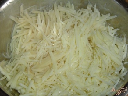 Картофель очищаем и нарезаем соломкой, или натираем на специальной терке.