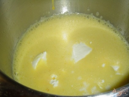 Яйца взбиваем, к ним добавляем растопленное сливочное масло, сметану, солим, перчим и еще раз взбиваем до однородности.
