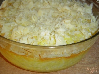 Сыр натираем на крупной терке и засыпаем сверху картофельную запеканку, опять отправляем в духовку до расплавления и зарумянивания сыра.