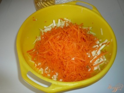 Морковь моем, чистим, натираем на крупной терке, добавляем к капусте.