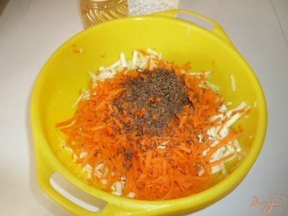 Тмина берем две чайных ложки (можно даже чуть больше взять), прогреваем недолго тмин на сухой сковороде, затем добавляем его в миску к капусте с морковкой.