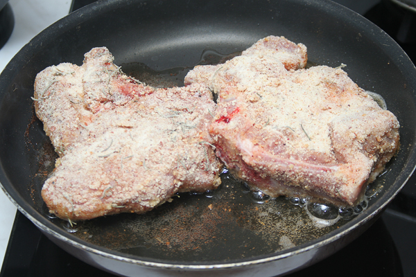 Разогреть сковороду с маслом и отправить мясо на нее. Жарить по 5−6 минут с каждой стороны. Если мясо толще 1 см, то лучше накрыть мясо крышкой на второй стороне и прожарить на 3−5 минут дольше на среднем огне.