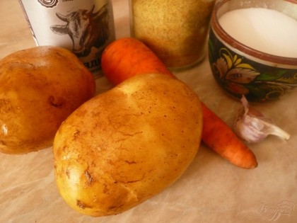 Картофель и морковь тщательно промываем и чистим. Хорошо, если картофель будет из тех сортов, что не развариваются в процессе приготовления.