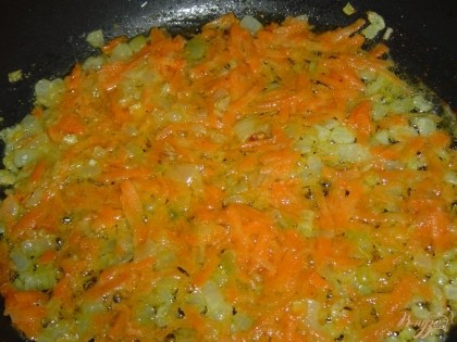 Пока соус застывает займёмся паштетом. Масло(50 г) растапливаем на сковороде и на нем обжариваем лук до прозрачности на среднем огне, затем добавляем натертую на мелкой терке морковь, обжаривать около 5 минут, солим и перчим по вкусу (можно добавить любимые вами специи).