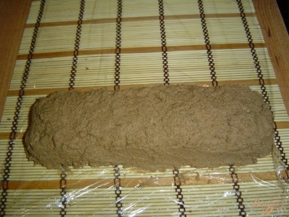 Для того, чтобы сформировать паштет виде брусочка используем бамбуковый коврик, который застилаем пищевой пленкой, сверху выкладываем паштет. Накрываем его одним краем пленки, сворачиваем в коврик, тем самым придавая форму бруска. Прямо в коврике отправляем в морозилку на 30-40 мин.