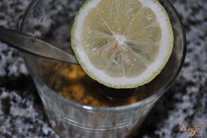 Добавить колечко лимона и немного его помять ложкой, чтобы дал сок