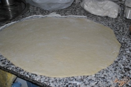 Раскатать тесто толщиной не более 0.5 - 1 см