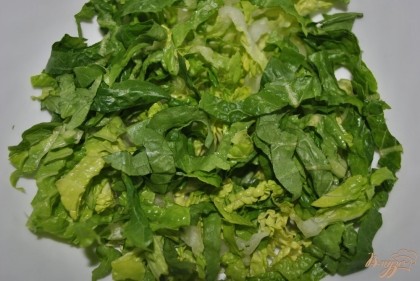 Нарезать салатную зелень
