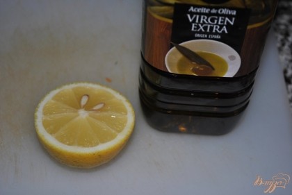 Выдавить сок половины лимона и заправить оливковым маслом