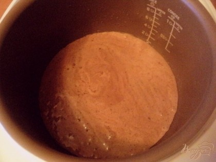 В несколько приемов добавить в яичную смесь просеянную муку, размешивая методом складывания снизу вверх. Разделить тесто на 2 части. В одну часть добавить какао, осторожно перемешать. Чашу мультиварки смазать маслом и вылить шоколадное тесто.