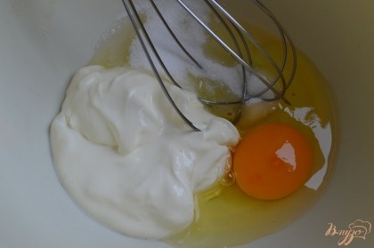 Сметану , яйцо и сахар с солью размешать .