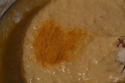 Затем добавить имбирь и соль. Всыпая вторую часть муки замесить мягкое тесто.