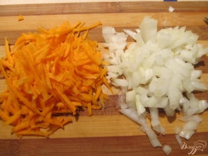 Лук нарезаем кубиками, морковь трем на крупной терке.