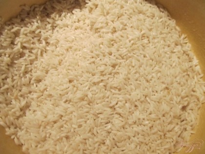 Рис хорошо промываем, пока вода не станет прозрачной. Для приготовления беру длиннозернистый рис.