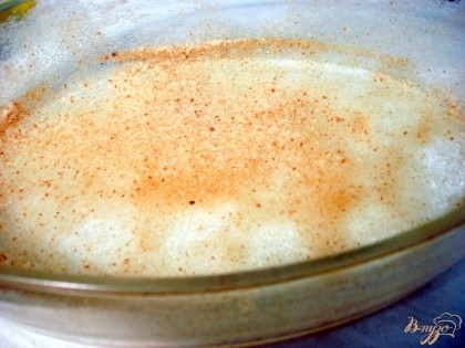 Форму для запекания смазываем растительным маслом, посыпаем панировочными сухарями.