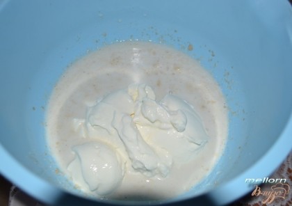 К подошедшей опаре добавить сливочный крем, щепотку соли, масло.